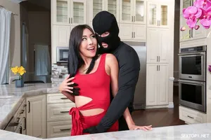 Giải quyết xong công việc, cô nàng gạ trả bài anh đồng nghiệp
