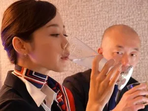 Một cô gái mới đã được thay thế, nhưng thuốc thì vẫn như cũ. Nhiều người đàn ông đang thủ dâm và để lộ mặt, quan hệ bằng miệng ở trên và quan hệ ở dưới...