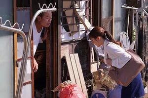 Đụ mẹ kế trẻ của tôi trong phòng tắm trung tâm thương mại