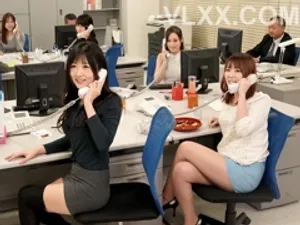 Nữ thần cao lớn và xinh đẹp xé toạc ga trải giường trong lúc lên đỉnh