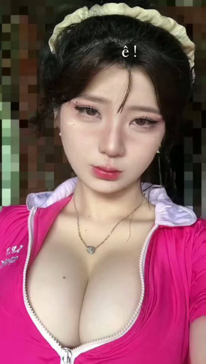 Nam nhân viên liều đụ quản lý nữ trong giờ làm việc