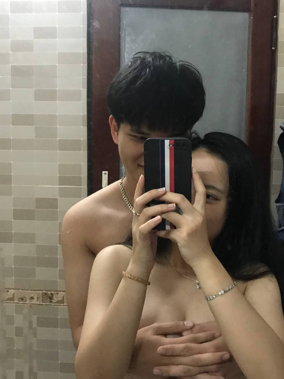 Kẻ biến thái từng sàm sở tôi trên tàu về nhà giờ lại là bố dượng của tôi